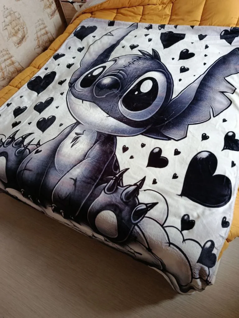 A saisir , jamais utilisée , magnifique couverture " STITCH " très grand format !!
